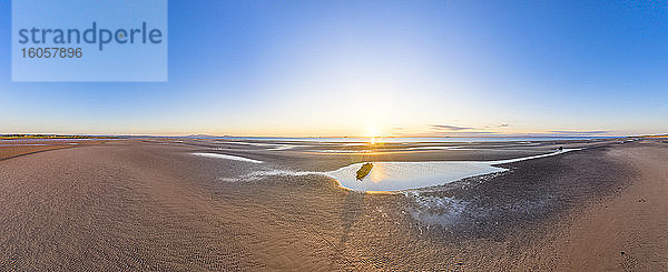 UK  Schottland  Wrack eines X-Craft-U-Boots am Ufer der Aberlady Bay bei Sonnenuntergang