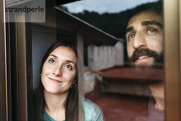 Ein Paar schaut aus dem Fenster und denkt an die Zukunft