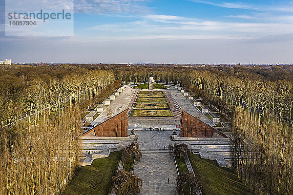 Deutschland  Berlin  Luftaufnahme des Treptower Parks Sowjetisches Ehrenmal im Herbst