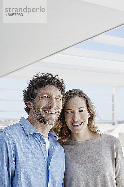 Porträt eines glücklichen Paares in einem luxuriösen Strandhaus