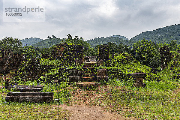 Vietnam  Provinz Quang Nam  Antike Stufen in den Ruinen des My Son-Komplexes