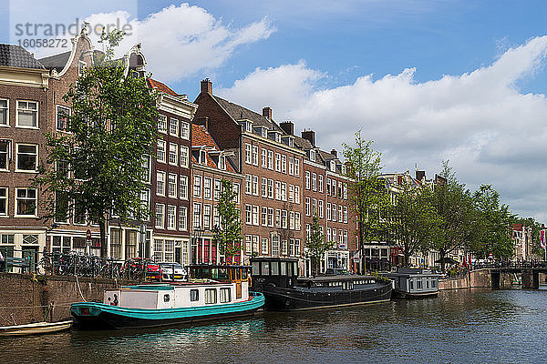 Niederlande  Provinz Nordholland  Amsterdam  Boote auf dem Prinsengracht-Kanal