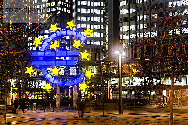 Deutschland  Hessen  Frankfurt  Euro-Skulptur in der Abenddämmerung