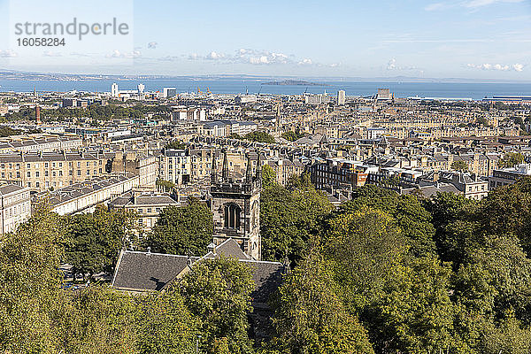 UK  Schottland  Edinburgh  Blick auf die Stadt vom Calton Hill