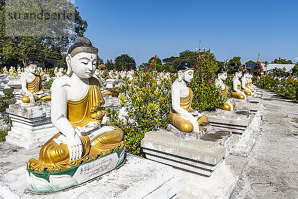 Myanmar  Kachin-Staat  Aung Zay Yan Aung Pagode  Buddha-Statuen außerhalb des Tempels