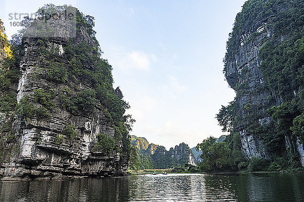 Vietnam  Kalksteinberge im Trang An Scenic Landscape Complex