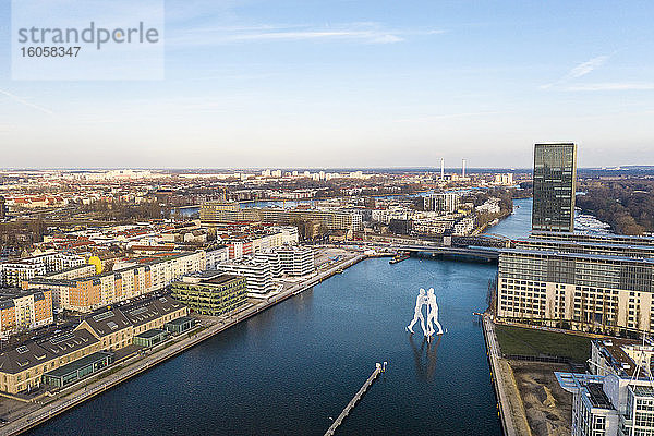 Deutschland  Berlin  Luftaufnahme der Molecule Man Skulptur in der Mitte des Spreekanals