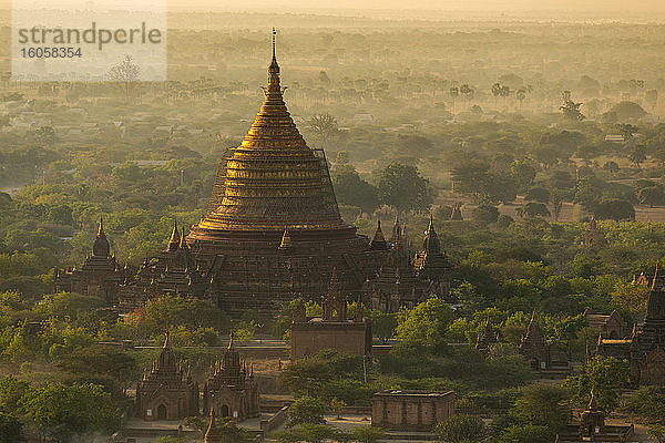 Myanmar  Region Mandalay  Bagan  Luftaufnahme eines alten buddhistischen Tempels in der nebligen Morgendämmerung