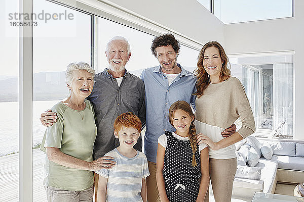 Porträt einer glücklichen Mehrgenerationenfamilie in einer Luxusvilla