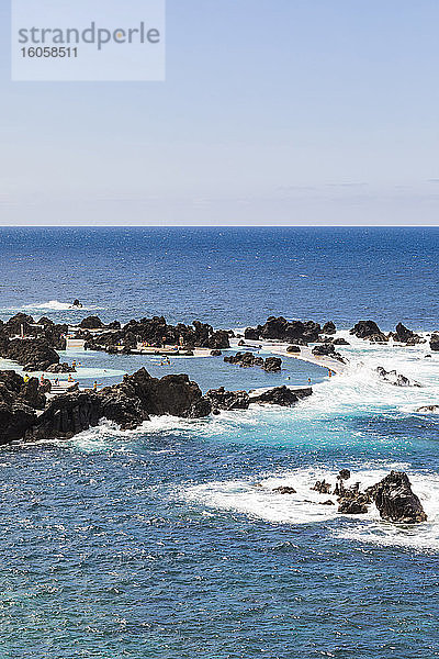 Portugal  Porto Moniz  Kleine felsige Bucht entlang der Küste der Insel Madeira mit klarer Horizontlinie über dem Atlantischen Ozean im Hintergrund