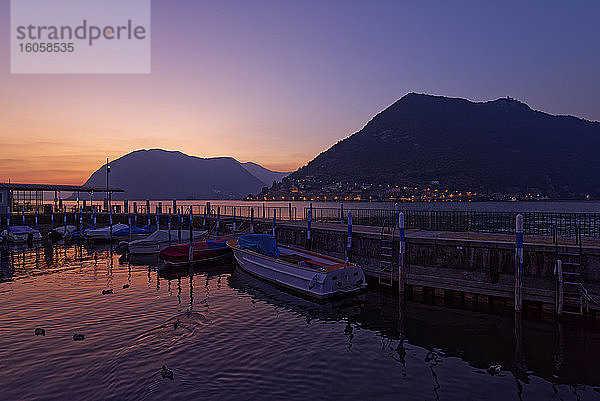 Italien  Lombardei  Sulzano  Boote und Steg am Iseosee bei Sonnenuntergang