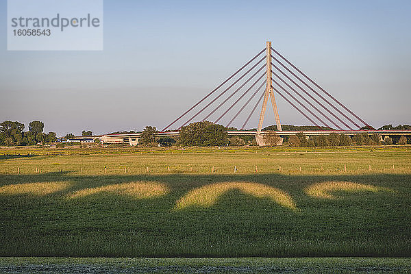 Deutschland  Nordrhein-Westfalen  Wesel  Schatten der Weseler Eisenbahnbrücke mit Niederrheinbrücke Wesel im Hintergrund
