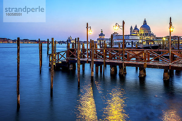 Italien  Venetien  Venedig  Bootssteg mit Santa Maria della Salute im Hintergrund