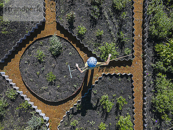 Frau bei der Gartenarbeit  Luftaufnahme