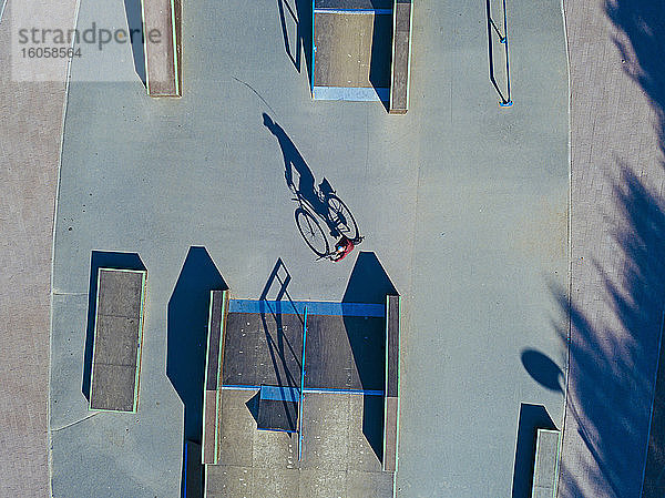 Mann radelt im Skatepark  Luftaufnahme
