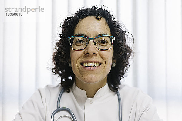 Lächelnde reife Ärztin in einer medizinischen Klinik