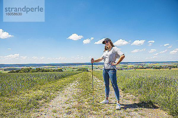 Junge Frau spielt Golf auf einem Feld