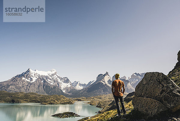 Älterer Mann am See gegen den klaren Himmel im Torres Del Paine National Park  Patagonien  Chile