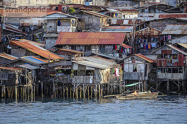 Armenviertel mit Holzhäusern über dem Wasser; Cebu-Stadt  Philippinen