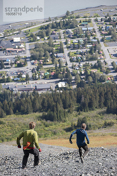 Männer beim Abstieg über die oberen Schildfelder des Mount Marathon; Seward  Alaska  Vereinigte Staaten von Amerika