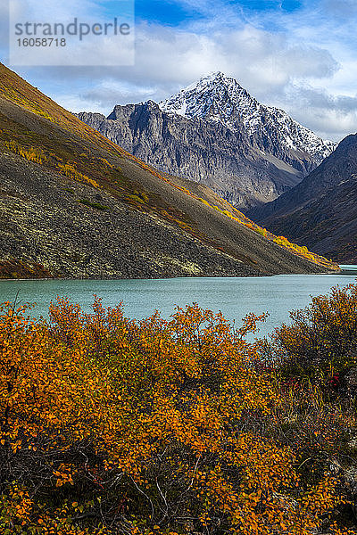 Landschaftliche Ansicht des Eagle Lake und Eagle Peak im Chugach State Park  Süd-Zentral-Alaska; Alaska  Vereinigte Staaten von Amerika