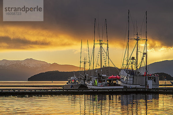 Kommerzielle Fischerboote in Auke Bay bei Sonnenuntergang  Südost-Alaska; Juneau  Alaska  Vereinigte Staaten von Amerika