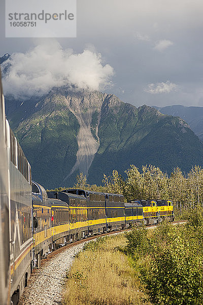 Reiseführer und Menschen  die mit dem Alaska-Eisenbahnzug auf dem Weg zum Denali-Nationalpark fahren.