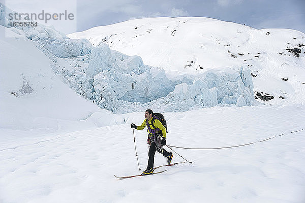 Jeff Benowitz beim Skifahren vor dem Portage Gletscher  Süd-Zentral-Alaska  Winter