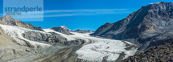 Das Gulkana-Gletschertal in der östlichen Alaska-Kette in Süd-Zentral-Alaska an einem sonnigen Sommernachmittag; Alaska  Vereinigte Staaten von Amerika