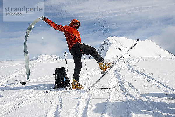Mann fährt Ski an der Westwand des Gipfels 3720  Turnagain Arm  Chugach-Gebirge  Süd-Zentralalaska