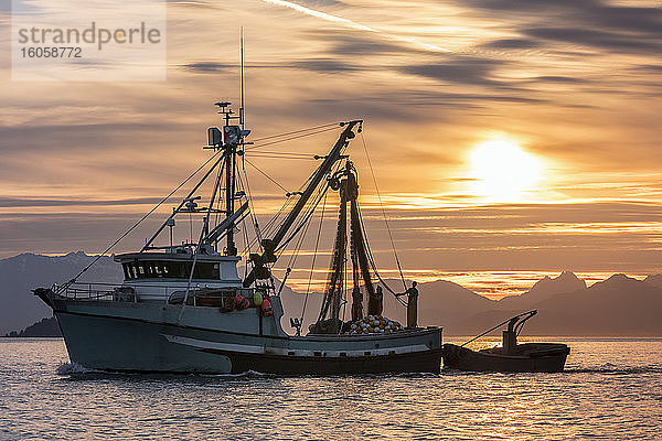 Wadenfisch ankerte bei Sonnenuntergang im Hafen von Amalga in Erwartung einer kommerziellen Lachseröffnung  nahe Juneau  Südost-Alaska; Alaska  Vereinigte Staaten von Amerika