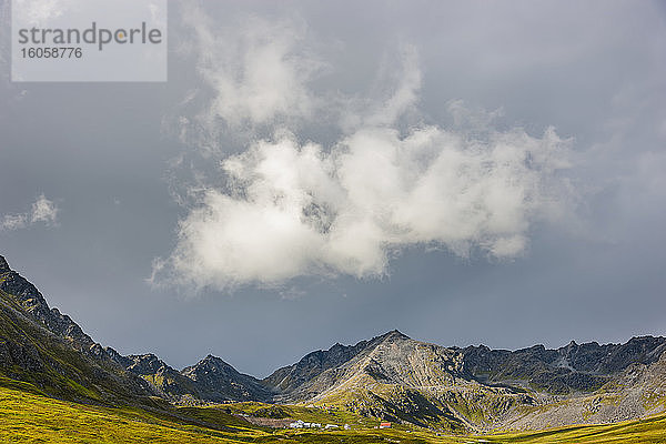 Unabhängigkeitsminen und Nebengebäude mit den Talkeetna-Bergen im Hintergrund  Süd-Zentral-Alaska; Alaska  Vereinigte Staaten von Amerika