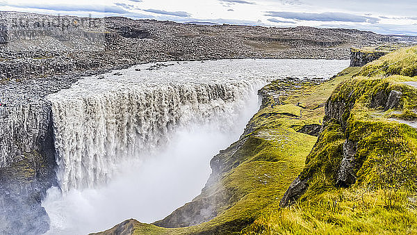 Der Dettifoss-Wasserfall im Vatnajokull-Nationalpark gilt nach dem Rheinfall als zweitstärkster Wasserfall Europas; Nordurthing  nordöstliche Region  Island