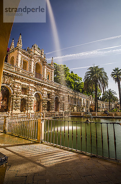 Springbrunnen in einem maurischen Garten in Südspanien; Sevilla  Andalusien  Spanien