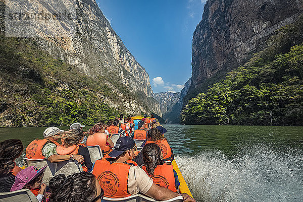 Touristen in einem Boot  das durch den Sumidero-Canyon fährt  Sumidero-Canyon-Nationalpark; Chiapas  Mexiko