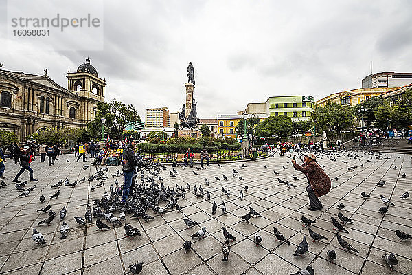Menschen  die mit Tauben auf der Plaza Murillo posieren; La Paz  Bolivien