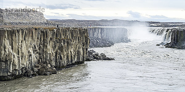 Der Dettifoss-Wasserfall im Vatnajokull-Nationalpark gilt nach dem Rheinfall als zweitstärkster Wasserfall Europas; Nordurthing  nordöstliche Region  Island