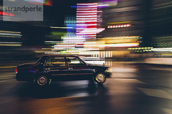 Taxi-Schwenk in der Shinjuku-Straße bei Nacht; Tokio  Kanto  Japan