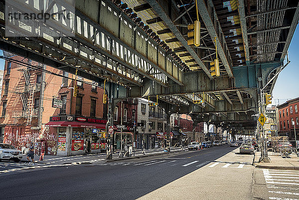 Straße unter U-Bahn-Gleisen; Brooklyn  New York  Vereinigte Staaten von Amerika