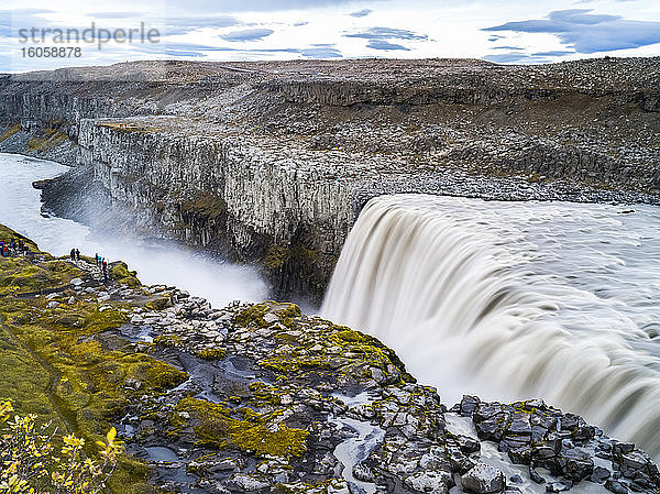 Der Dettifoss-Wasserfall im Vatnajokull-Nationalpark gilt nach dem Rheinfall als zweitstärkster Wasserfall Europas; Nordurthing  nordöstliche Region  Island