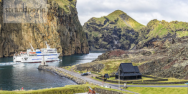Passagierboot in einem Hafen der Insel Heimaey im Archipel in Südisland; Vestmannaeyjar  Südliche Region  Island