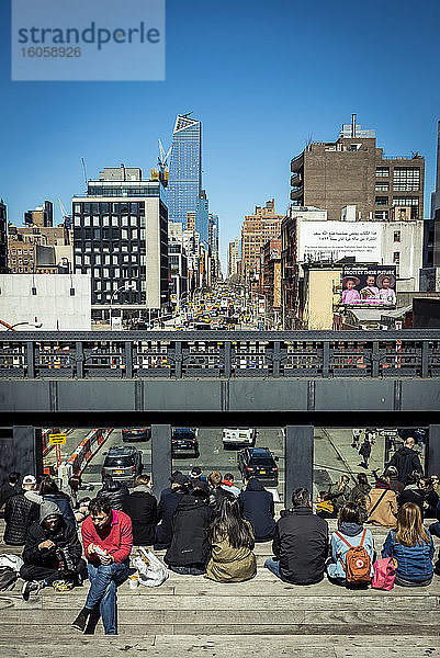 Menschen entspannen sich entlang der High Line; Manhattan  New York  Vereinigte Staaten von Amerika
