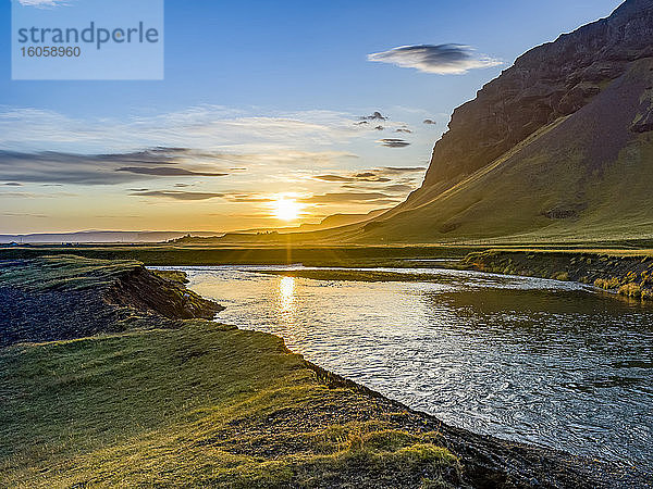 Wunderschöner Sonnenaufgang über einem Fluss und üppige Landschaft in Südisland; Skaftarhreppur  Südliche Region  Island