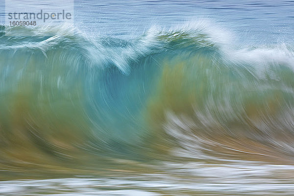 Bewegungsunschärfe von blauen rollenden Wellen  die goldenen Sand an das Ufer tragen; Kihei  Maui  Hawaii  Vereinigte Staaten von Amerika