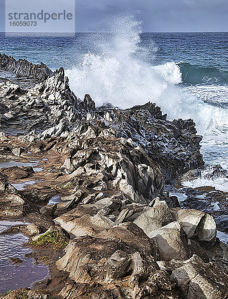 Krachende und plätschernde Wellen entlang des schroffen Felsens an der Küste von Maui; Kihei  Maui  Hawaii  Vereinigte Staaten von Amerika