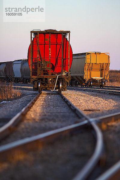 Güterzüge auf Gleisen nach einem Umsteigebahnhof; Alberta  Kanada