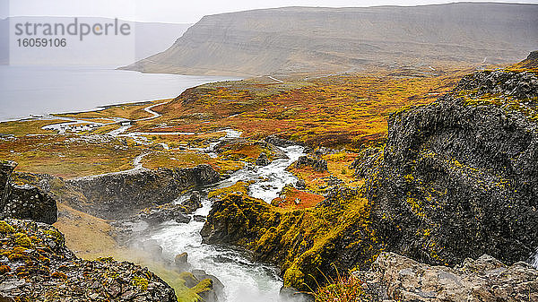 Dynjandi (auch als Fjallfoss bekannt) ist eine Reihe von Wasserfällen in den Westfjorden  Island. Die Wasserfälle haben eine Gesamthöhe von 100 Metern; Isafjardarbaer  Westfjorde  Island