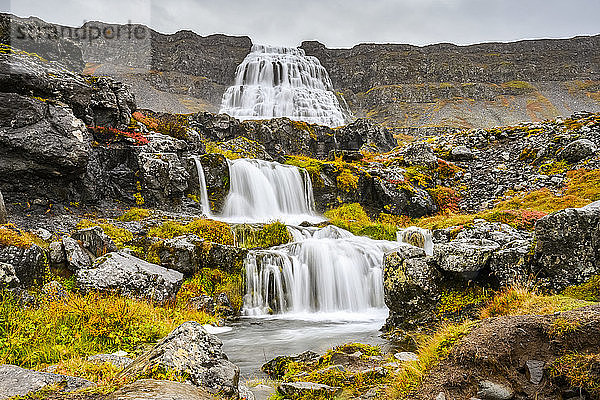 Dynjandi (auch als Fjallfoss bekannt) ist eine Reihe von Wasserfällen in den Westfjorden  Island. Die Wasserfälle haben eine Gesamthöhe von 100 Metern; Isafjaroarbaer  Westfjorde  Island