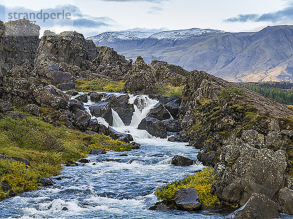 Thingvellir ist eine historische Stätte und ein Nationalpark. Er ist bekannt für das Althing  den Sitz des isländischen Parlaments aus dem 10. bis 18. Jahrhundert. Auf dem Gelände befinden sich die Thingvellir-Kirche und die Ruinen alter steinerner Unterkünfte. Der Park befindet sich in einem Grabenbruch  der durch die Trennung von 2 tektonischen Platten entstanden ist  mit felsigen Klippen und Rissen wie die riesige Almannagja-Verwerfung; Blaskogabyggo  Südliche Region  Island