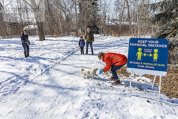 Familien werden auf einem Weg durch einen Park während der Weltpandemie Covid-19 aus der Ferne besucht; St. Albert  Alberta  Kanada